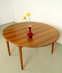 Ovaler Esstisch (300) › Magasin Möbel › vintage, midcentury modern