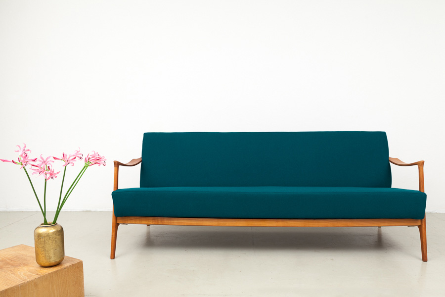 60er Sofa mit Holzarmlehnen