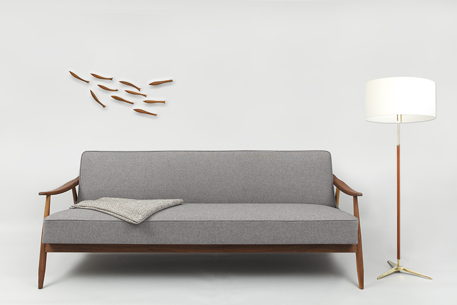 Magasin-Sofa in grau mit Kedarnaht und Nussbaumholz