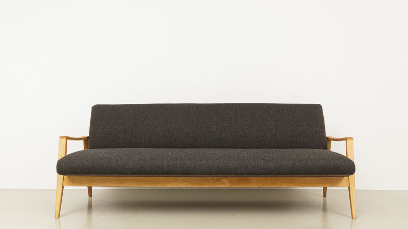 60er Sofa mit Holzarmlehnen