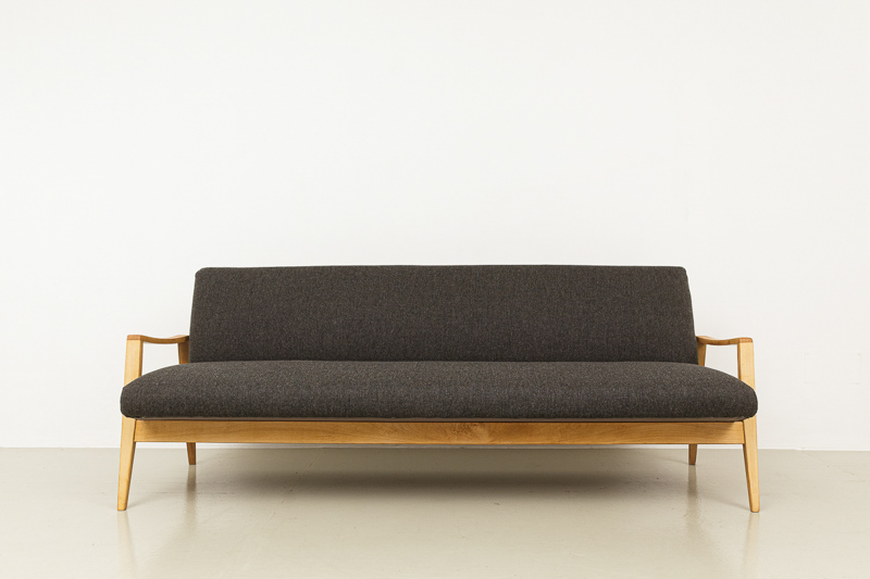 60er Sofa mit Holzarmlehnen
