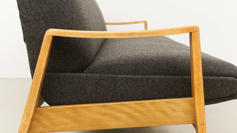 60er Sofa mit Holzarmlehnen
