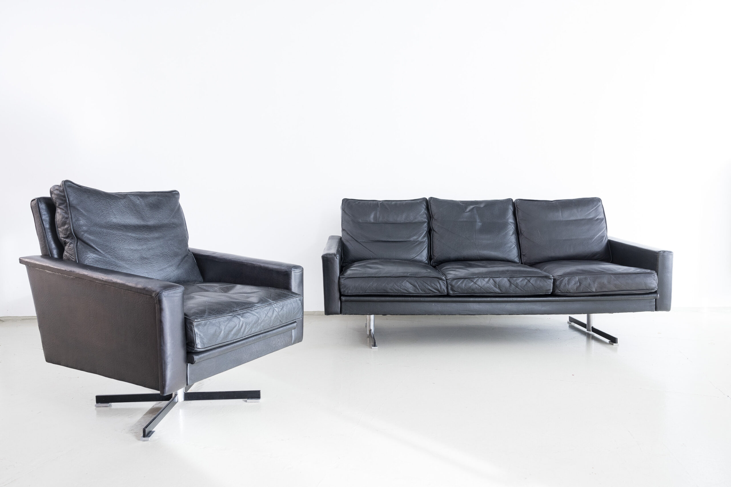 Sitzgruppe (Dreisitzer und Sessel), 1960er Jahre Hersteller/Entwurf: unbekannt Maße Sofa [HxBxT]: 0,96 x 1,78 x 0,80 m Maße Sessel 0,96 x 0,70 x 0,80 m Sitzhöhe: 0,42 m; Sitztiefe: 0,50 m Materialien: schwarzes Leder, verchromtes Stahlgestell Preis: 3.500,- brutto Die markante Sitzgruppe mit hochwertigem Lederbezug besteht aus einem Dreisitzer-Sofa und einem drehbaren Sessel. Die minimalistische Linienführung verleiht den Möbeln einen strengen Charakter. Sie wirken dank der Chromgestelle, der dynamisch geformten Armlehnen und der Narbung des Leders aber trotzdem wohnlich und bequem. Die Möbel wurden fachgerecht restauriert und befinden sich in einem guten Erhaltungszustand. Sessel, Teak, 1960er Jahre Hersteller/Entwurf: unbekannt Maße [HxBxT]: 0,72 x 0,60 x 0,64 m Sitzhöhe: 0,42m Sitztiefe: 0,48m Materialien: Teak, Polster mit Stoffbezug Preis: 935,- brutto Der Sessel überzeugt durch seine schlichte, minimalistische Gestaltung und einen hohen Sitzkomfort. Ansprechende Details wie die eingezogenen Armlehnen, leicht geschwungenen Seitenzargen und eine ungewöhnlich geformte Rückenlehne lassen ein durchdachtes Design erkennen. Der Sessel wurde komplett neu gepolstert und bezogen. Bei dem Bezug haben wir uns für einen Stoff in Leinwandbindung entschieden, der durch seine Struktur und den angenehmen Gelbton gut mit dem schlichten Teak-Gestell harmoniert. Der Sessel befindet sich in einem ausgezeichneten Erhaltungszustand. 