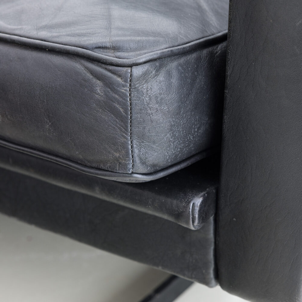 Sitzgruppe (Dreisitzer und Sessel), 1960er Jahre Hersteller/Entwurf: unbekannt Maße Sofa [HxBxT]: 0,96 x 1,78 x 0,80 m Maße Sessel 0,96 x 0,70 x 0,80 m Sitzhöhe: 0,42 m; Sitztiefe: 0,50 m Materialien: schwarzes Leder, verchromtes Stahlgestell Preis: 3.500,- brutto Die markante Sitzgruppe mit hochwertigem Lederbezug besteht aus einem Dreisitzer-Sofa und einem drehbaren Sessel. Die minimalistische Linienführung verleiht den Möbeln einen strengen Charakter. Sie wirken dank der Chromgestelle, der dynamisch geformten Armlehnen und der Narbung des Leders aber trotzdem wohnlich und bequem. Die Möbel wurden fachgerecht restauriert und befinden sich in einem guten Erhaltungszustand. Sessel, Teak, 1960er Jahre Hersteller/Entwurf: unbekannt Maße [HxBxT]: 0,72 x 0,60 x 0,64 m Sitzhöhe: 0,42m Sitztiefe: 0,48m Materialien: Teak, Polster mit Stoffbezug Preis: 935,- brutto Der Sessel überzeugt durch seine schlichte, minimalistische Gestaltung und einen hohen Sitzkomfort. Ansprechende Details wie die eingezogenen Armlehnen, leicht geschwungenen Seitenzargen und eine ungewöhnlich geformte Rückenlehne lassen ein durchdachtes Design erkennen. Der Sessel wurde komplett neu gepolstert und bezogen. Bei dem Bezug haben wir uns für einen Stoff in Leinwandbindung entschieden, der durch seine Struktur und den angenehmen Gelbton gut mit dem schlichten Teak-Gestell harmoniert. Der Sessel befindet sich in einem ausgezeichneten Erhaltungszustand.