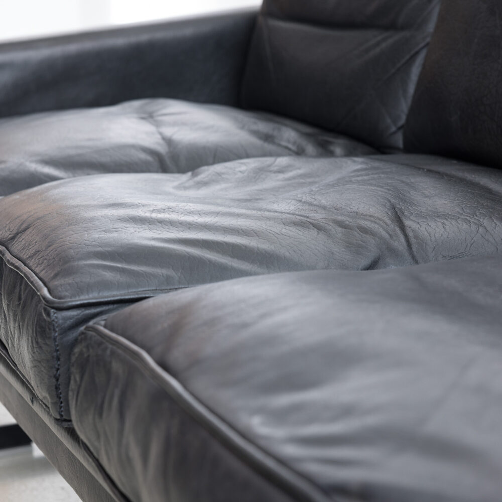 Sitzgruppe (Dreisitzer und Sessel), 1960er Jahre Hersteller/Entwurf: unbekannt Maße Sofa [HxBxT]: 0,96 x 1,78 x 0,80 m Maße Sessel 0,96 x 0,70 x 0,80 m Sitzhöhe: 0,42 m; Sitztiefe: 0,50 m Materialien: schwarzes Leder, verchromtes Stahlgestell Preis: 3.500,- brutto Die markante Sitzgruppe mit hochwertigem Lederbezug besteht aus einem Dreisitzer-Sofa und einem drehbaren Sessel. Die minimalistische Linienführung verleiht den Möbeln einen strengen Charakter. Sie wirken dank der Chromgestelle, der dynamisch geformten Armlehnen und der Narbung des Leders aber trotzdem wohnlich und bequem. Die Möbel wurden fachgerecht restauriert und befinden sich in einem guten Erhaltungszustand. Sessel, Teak, 1960er Jahre Hersteller/Entwurf: unbekannt Maße [HxBxT]: 0,72 x 0,60 x 0,64 m Sitzhöhe: 0,42m Sitztiefe: 0,48m Materialien: Teak, Polster mit Stoffbezug Preis: 935,- brutto Der Sessel überzeugt durch seine schlichte, minimalistische Gestaltung und einen hohen Sitzkomfort. Ansprechende Details wie die eingezogenen Armlehnen, leicht geschwungenen Seitenzargen und eine ungewöhnlich geformte Rückenlehne lassen ein durchdachtes Design erkennen. Der Sessel wurde komplett neu gepolstert und bezogen. Bei dem Bezug haben wir uns für einen Stoff in Leinwandbindung entschieden, der durch seine Struktur und den angenehmen Gelbton gut mit dem schlichten Teak-Gestell harmoniert. Der Sessel befindet sich in einem ausgezeichneten Erhaltungszustand.