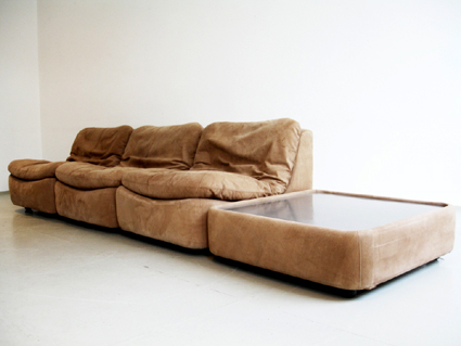 lounge-sofa-und-tisch-1.jpg