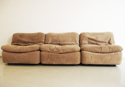 lounge-sofa-und-tisch-2.jpg